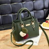 Torebka damska crossbody | Stylowa torba o fakturze lychee z brelokiem