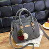 Torebka damska crossbody | Stylowa torba o fakturze lychee z brelokiem
