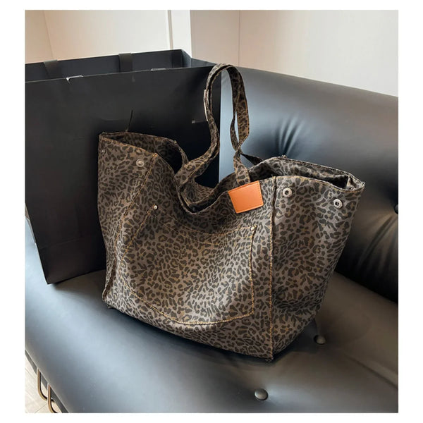 Damska torba shopper w panterkę — nowoczesny design i funkcjonalność