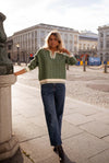 Zielony damski sweter z dekoltem V — dzianinowy design