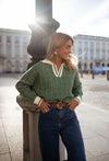 Zielony damski sweter z dekoltem V — dzianinowy design