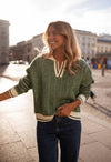 Zielony damski sweter z dekoltem V — dzianinowy design