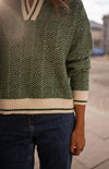 Zielony damski sweter z dekoltem V — dzianinowy design