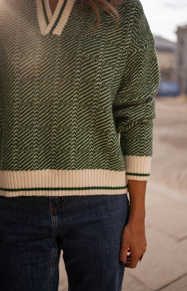 Zielony damski sweter z dekoltem V — dzianinowy design
