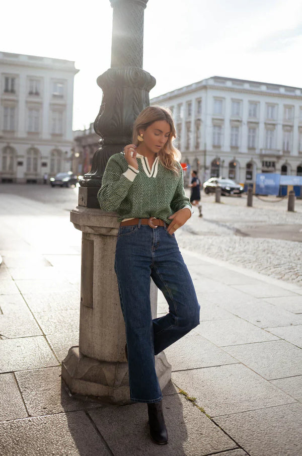 Zielony damski sweter z dekoltem V — dzianinowy design